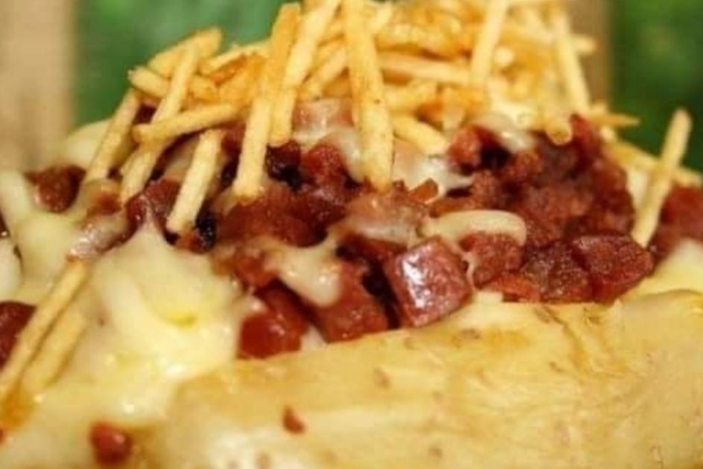 Batata recheada com requeijão e bacon fica delicioso, muita gente tá fazendo e vendendo