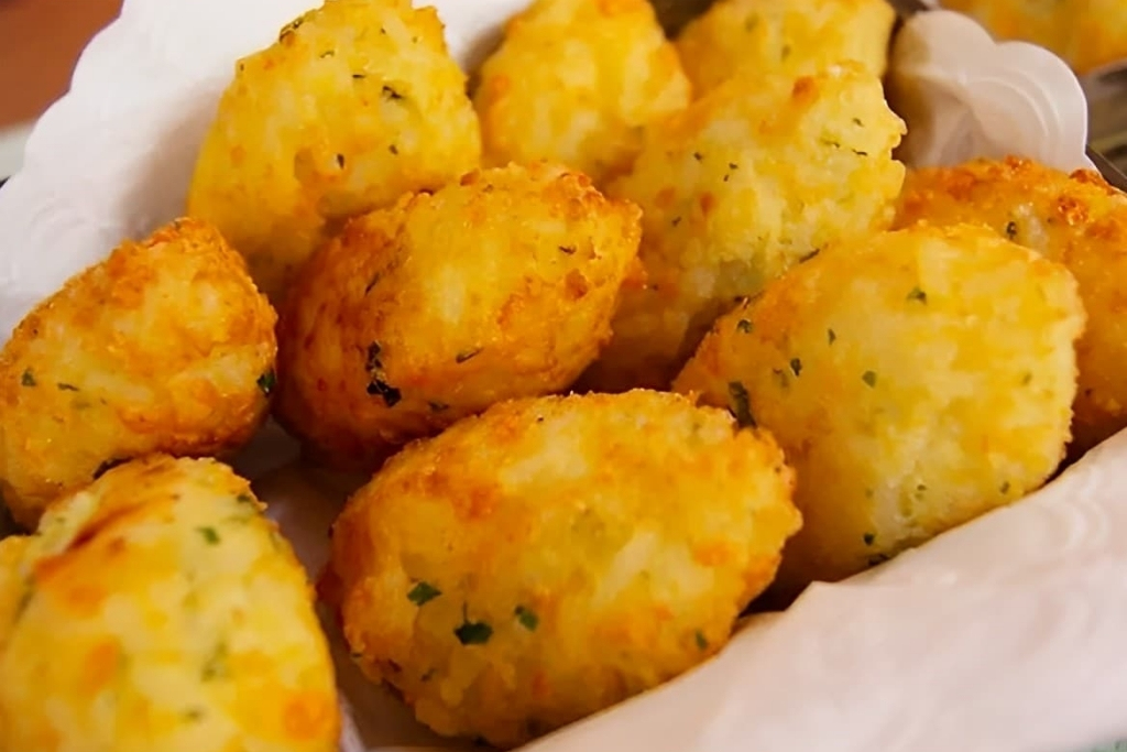 Bolinho de arroz com parmesão ralado