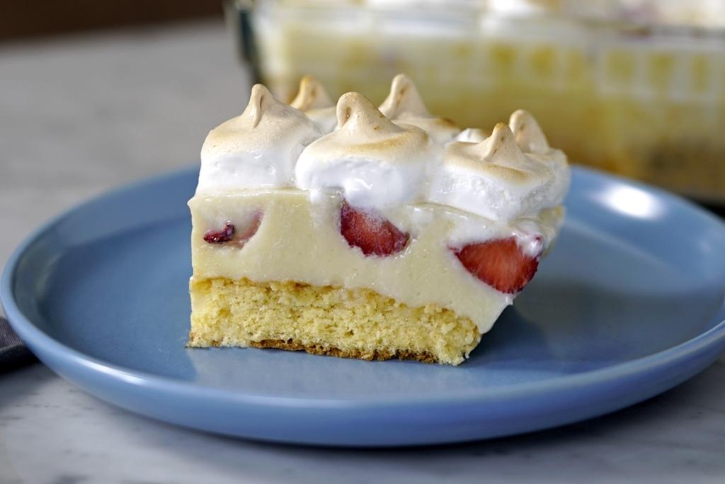 Bolo de morango na travessa, aprecie sem moderação esse irresistível bolo