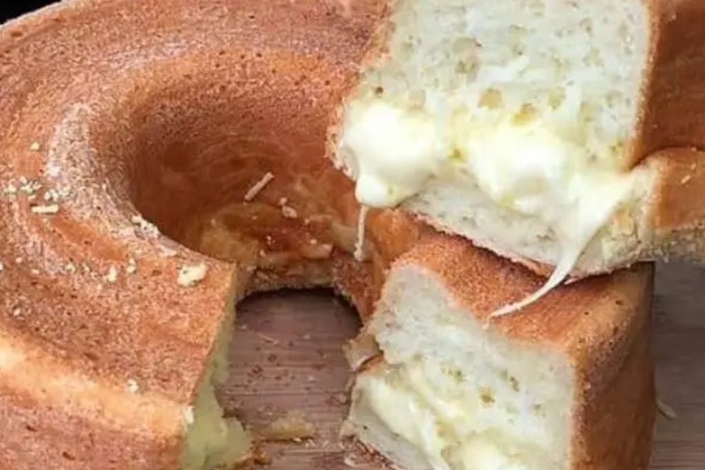 Bolo de queijo gigante, para acompanhar um café fresquinho e boas conversas ao redor da mesa