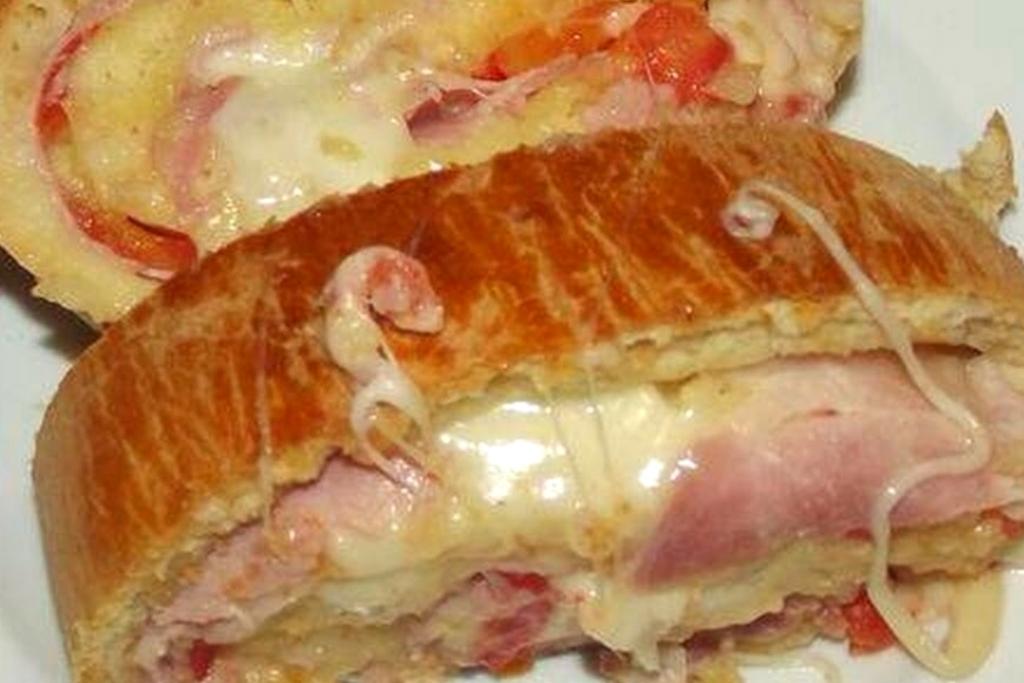 Pão recheado com presunto e queijo, se tem salgado melhor eu desconheço Pão recheado com presunto e queijo, se tem salgado melhor eu desconheço