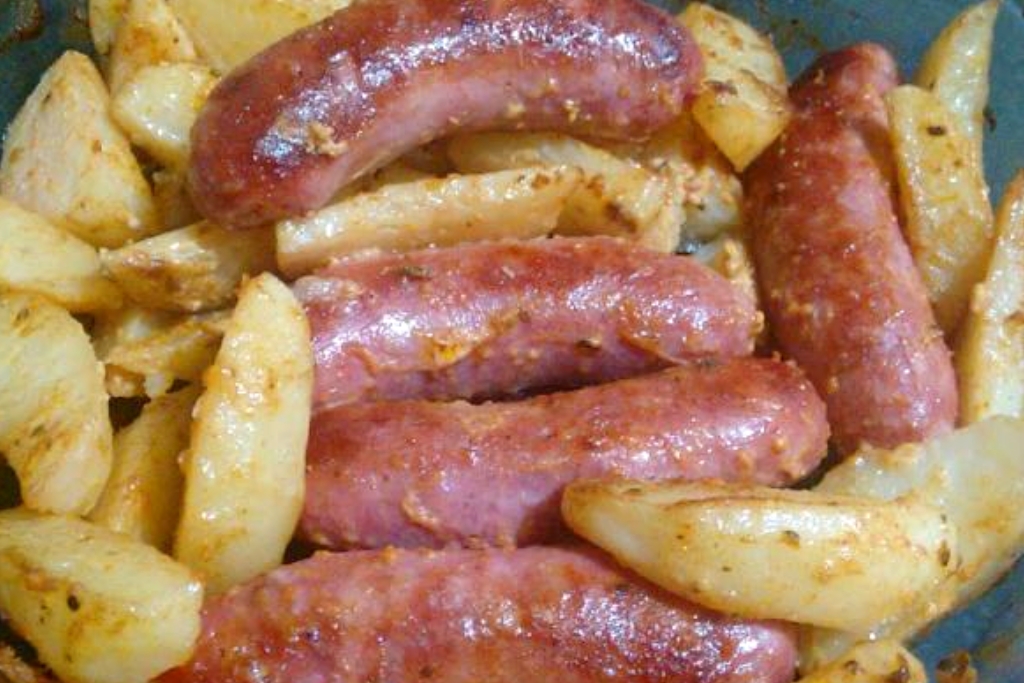 Linguiça assada com batata e maionese, para ter um almoço perfeito