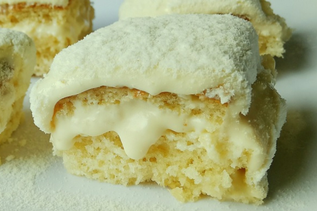 O bolo de leite ninho é o tipo de bolo que só de olhar dá vontade de comer tudo e ainda essa versão recheada e molhadinha, é realmente irresistível.