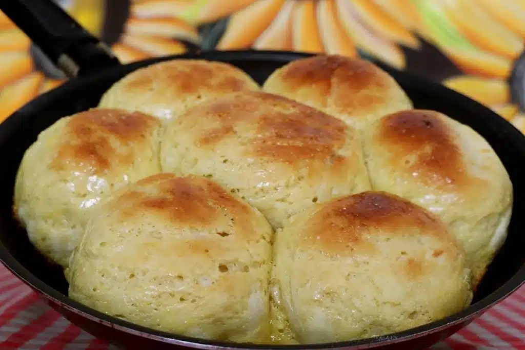 O pão de frigideira pronto em 30 minutos é a opção prática e fácil de fazer quando bate vontade de comer um pãozinho