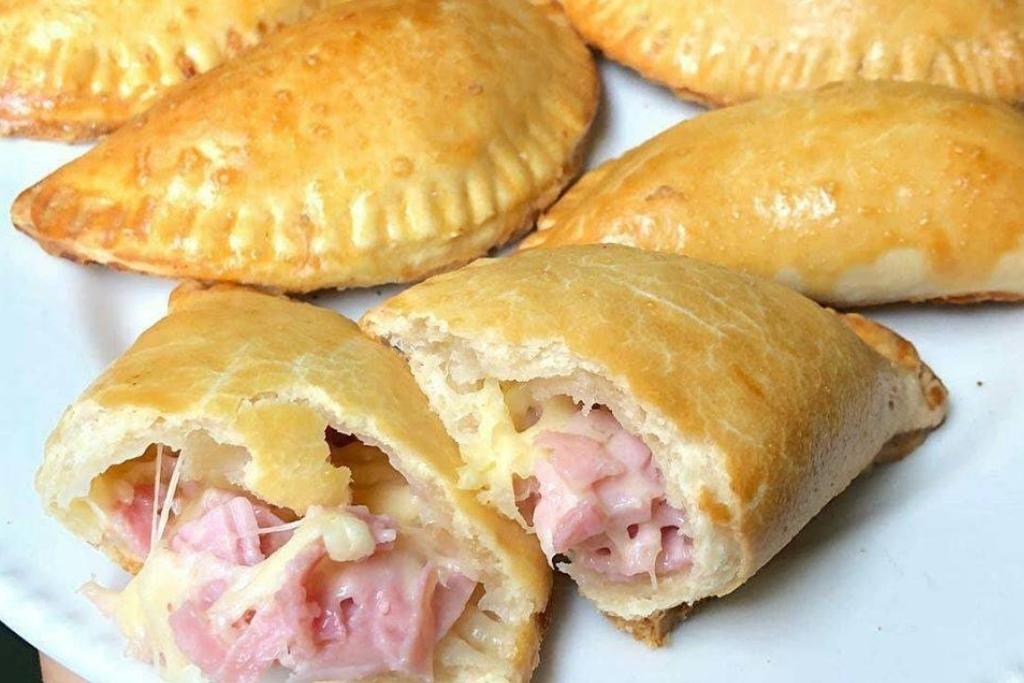 Pastel de três ingredientes com uma massa que desmancha na boca 