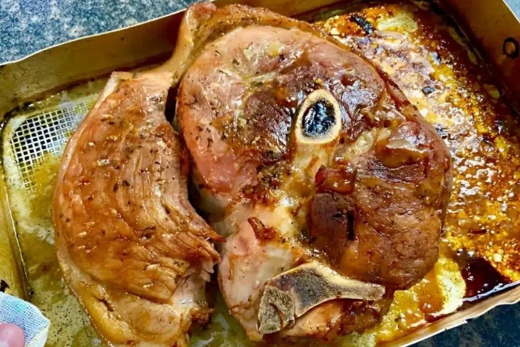 Pernil assado desmancha na boca com tempero que tem gosto e cheiro de natal