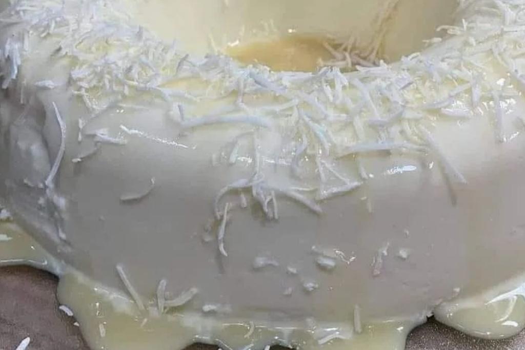 Pudim de coco cremoso, não vai ao forno e é perfeita para servir na ceia de natal