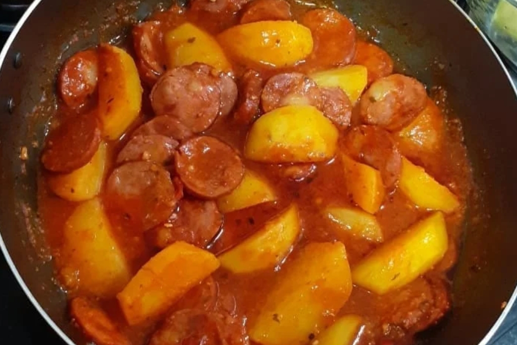 Refogado com calabresa, molho e batata, para esquentar no frio, é muito gostoso