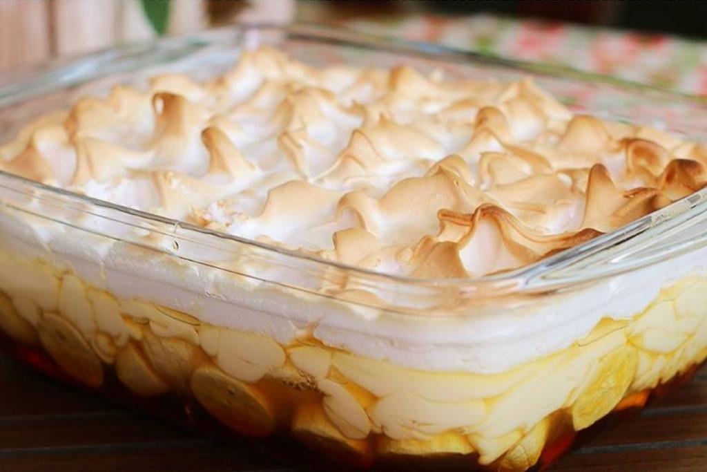 Torta de banana com creme e suspiro, o preparo é bem simples e irresistível