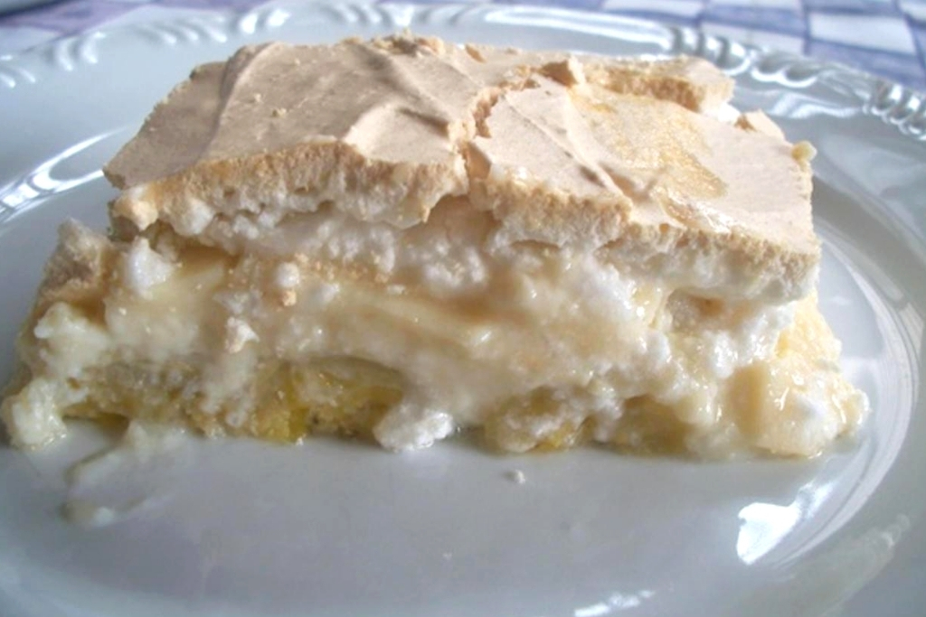 Torta de banana com creme e suspiro, tão fácil de fazer e econômica 